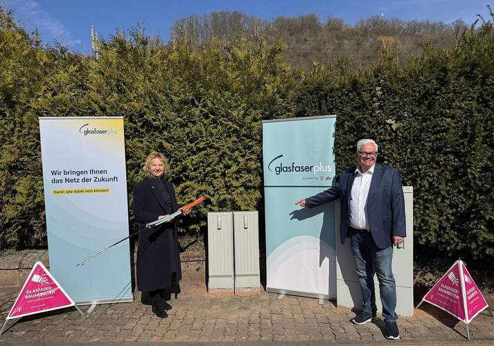Spatenstich für den Glasfaserausbau in Annweiler. Stadtbürgermeisterin Carmen Winter und Telekom-Regionalleiter Gerd Schäfer. Foto. Stadt. Annweiler. Frei. 