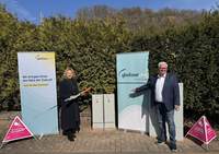 Spatenstich für den Glasfaserausbau in Annweiler. Stadtbürgermeisterin Carmen Winter und Telekom-Regionalleiter Gerd Schäfer. Foto. Stadt. Annweiler. Frei. 