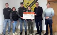 Jan Müller, Beisitzer SVV, Nina Braun, Rechnerin SVV, Andreas Müller, 1. Vorsitzender SVV, Josef Jung, Sparkasse SÜW, Landrat Dietmar Seefeldt und Bürgermeister Christian Burkhart bei der symbolischen Scheckübergabe. Foto. KV. SÜW. Notker Mathes. Frei.