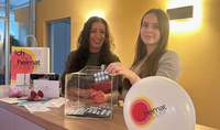 City-Managerin Nelia Knerr und Julia Göttmann vom Stadtmarketing haben die Gewinner der zweiten Stemepkarten-Auslosung im laufenden Jahr gezogen. Foto. Stadt. PS. Sabine Reiser.