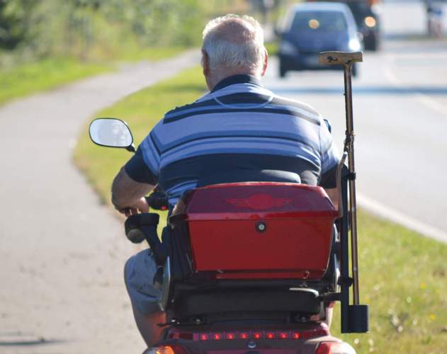 In Kandel ist am gestrigen Montag ein E-Rollstuhlfahrer von einem Radweg abgekommen und mit seinem Gefährt in einen Straßengraben gestürzt. 
