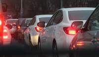 Ein Pkw ist auf der A 65 (LD-Zentrum) am Stauende einem anderen Wagen aufgefahren und hat diesen auf das nächste davorstehende Auto geschoben. 