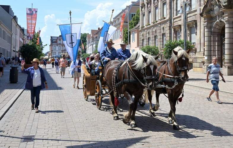 Mit dem Pferdewagen auf dem Weg zum Dom, um den Zehntwein an den Bischof zu SP zu übergeben. Die Abordnung aus Kirrweiler. 