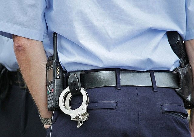 Erst ist ein 41-Jähriger in einem Supermarkt in Wörth ausgeflippt und randalierte. Dann ging er die hinzugerufene Polizei an. Der Mann wurde fixiert und eingeliefert.
