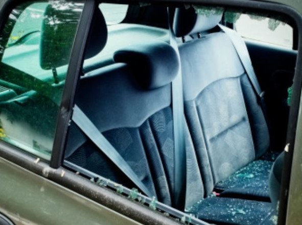 In Wörth hat ein Unbekannter die Beifahrerseitenscheibe eingeschlagen und einen Geldbeutel aus einem Auto gestohlen. 