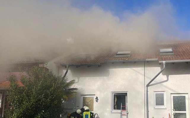 Die Feuerwehr ist beim Löschen eines Brandes in Altdorf.