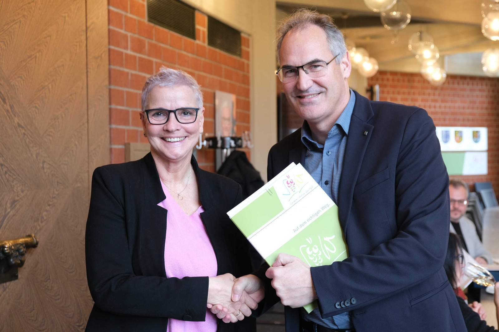 Landrat Dietmar Seefeldt gratuliert Michaela Endys zum 40. Dienst-Jubiläum ... Foto. KV. SÜW. Foto. Pressefrei. 