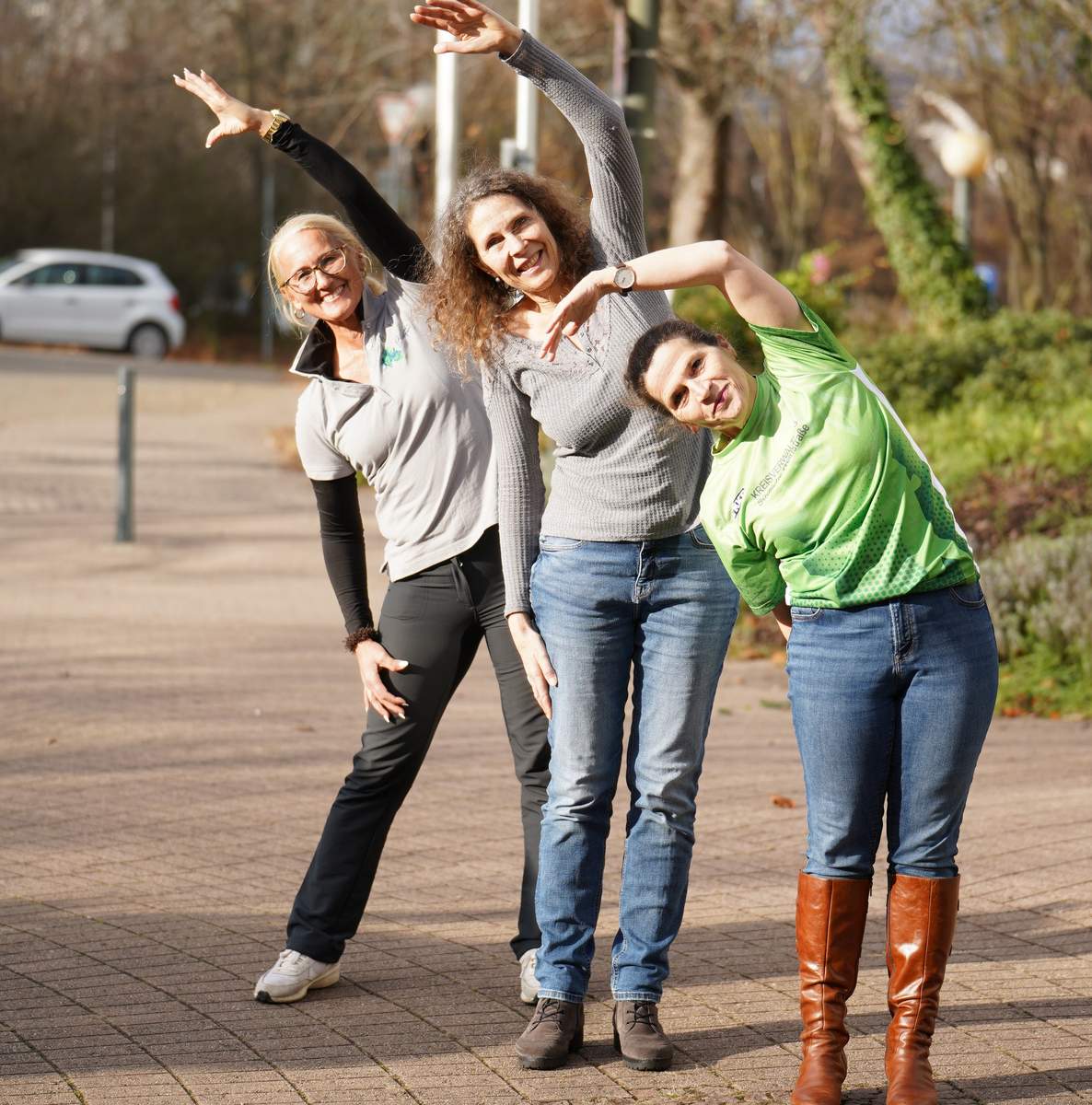 Barbara Dees (rechts), bei der Kreisverwaltung für die Gesundheitsförderung engagiert, Übungsleiterin Petra Cuadra (Mitte) und die für den Landkreis SÜW zuständige Bewegungsmanagerin Vera Krupinski zeigen eine Übung der „Fünf Esslinger". Foto. KV. SÜW. Frei. 