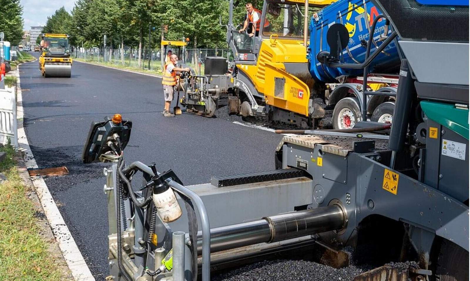 Arbeiten zur Fahrbahnsanierung. Foto. Stadt. KA. Monika Müller-Gmelin. Frei. 