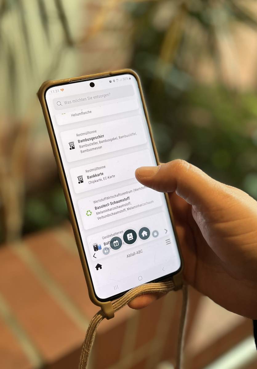 In der aktualisierten Version der EWW-Wertstoff-App gibt es viele Neuerungen wie zum Beispiel das Abfall-ABC. Foto. KV. SÜW. Frei. 