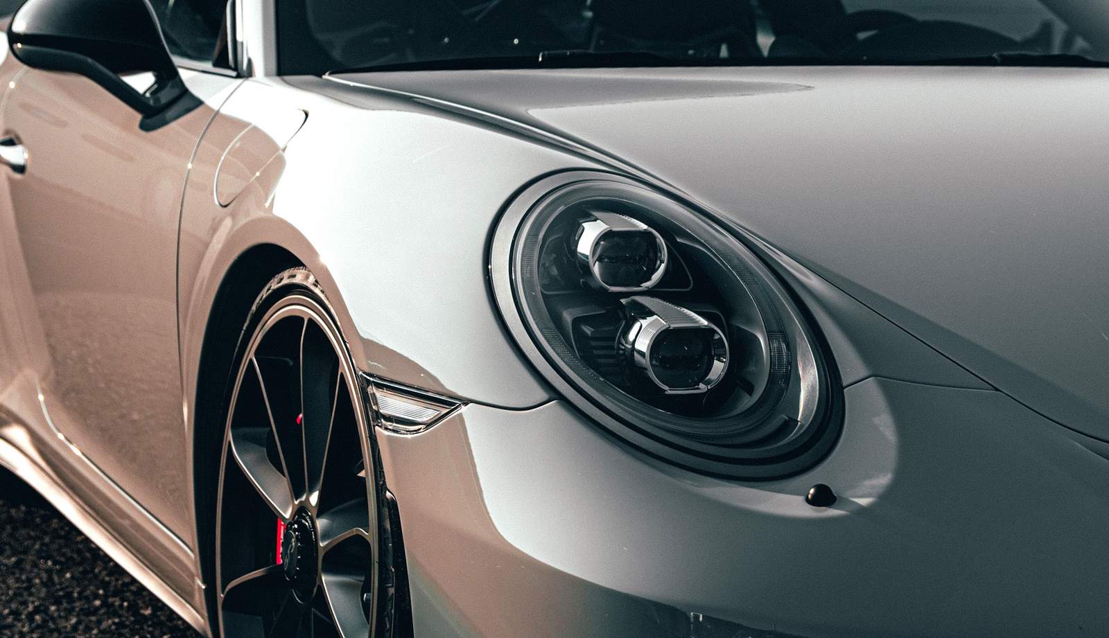 Binnen Minuten einen Porsche-Scheinwerfer auf einem Supermarkt-P-Platz in NW ausgebaut. 