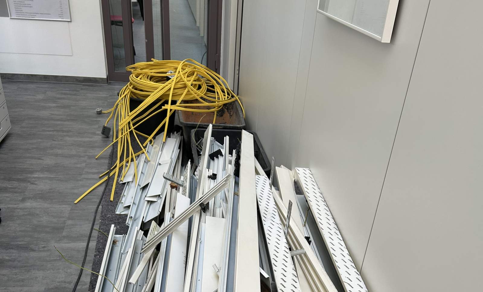 Kabel(kanal)salat im Rathaus der VG Edenkoben. Das Gebäude wird komplett neu verkabelt. Der Ratssaal ist zum Großraumbüro umfunktioniert, damit die Handwerker Stück für Stück in den Büros die neuen Strippen ziehen können. 