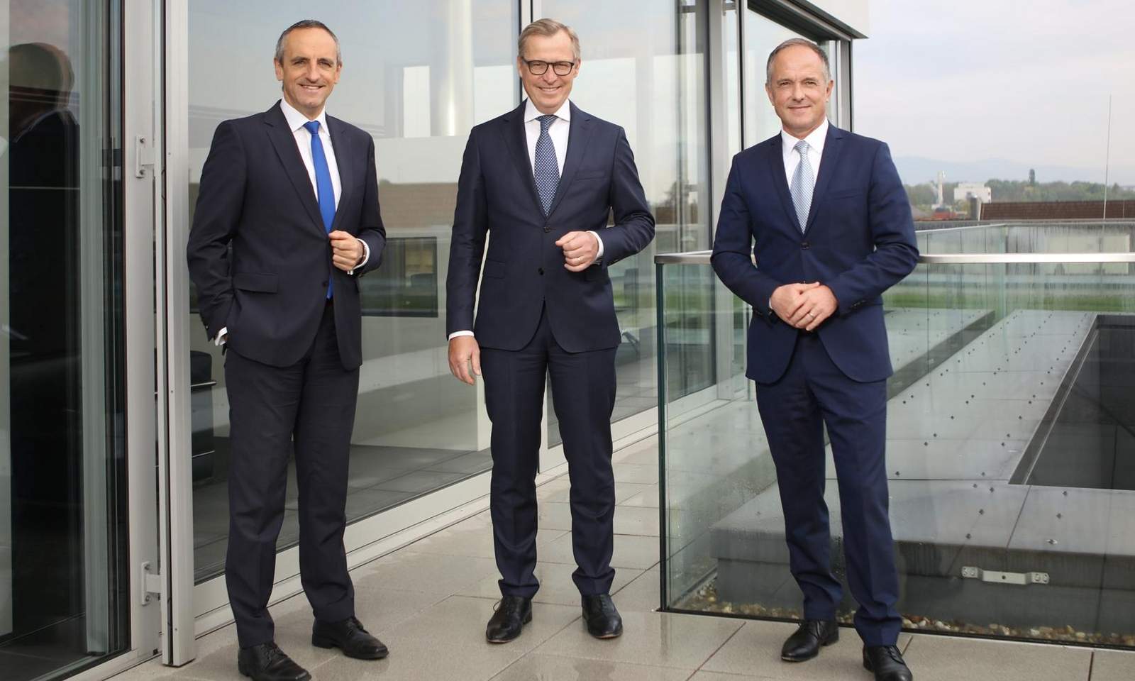 Die Vorstandsmitglieder Jürgen Büchler, Christoph Ochs (Vorsitzender) und Clifford Jordan zeigten sich sehr zufrieden mit dem Jahresergebnis 2025. Foto. VR-Bank Südpfalz. Frei. 