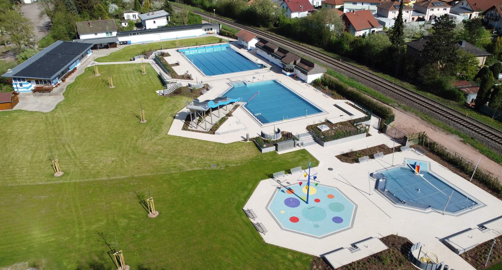 Das Trifels-Freibad in Annweiler startet am 1. Mai in die Saison. 