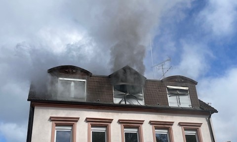 Die PSer Feuerwehr war mit 55 Kräften und neun Fahrzeugen im Einsatz, um am gestrigen Sonntagvormittag ein Feuer im Dachgeschoss eines Mehrparteienhauses in der Höhestraße zu löschen. 