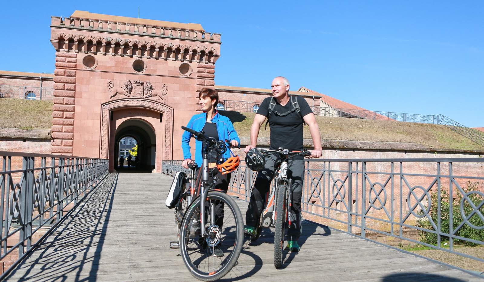Aktionstag "Radel ins Museum" am 3. Mai in der ganzen Südpfalz. Hier am Weißenburger Tor in GER. Foto. Tourismus-Verein. 