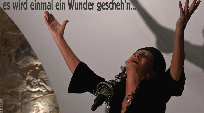 Elke Jäger in Concert am Muttertag. In der alten Elektro-Werkstatt in BZA. Foto. Susanne Esser. 