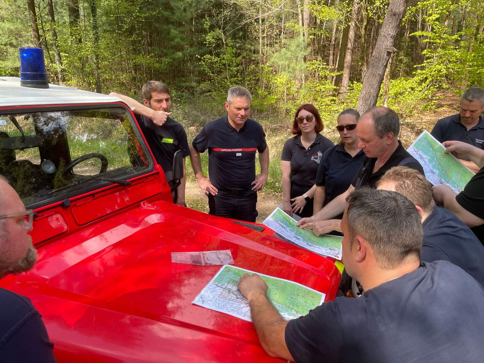 Süd(west)Pfälzer und Elsässer Feuerwehrführungskräfte bei einer Brandübung im Bienwald im Kreis GER. 