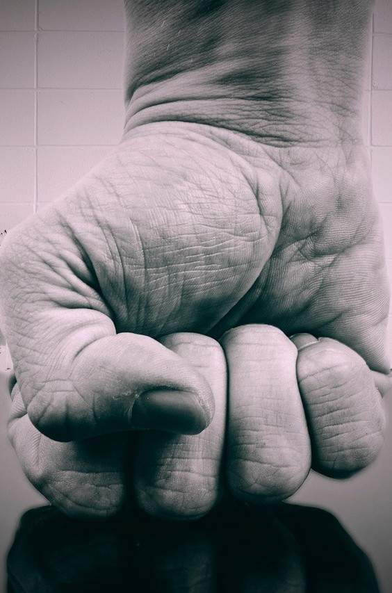 Der Sohnemann hatte Ärger. Der Vater meinte es handfest regeln zu müssen. Passiert in LD. 