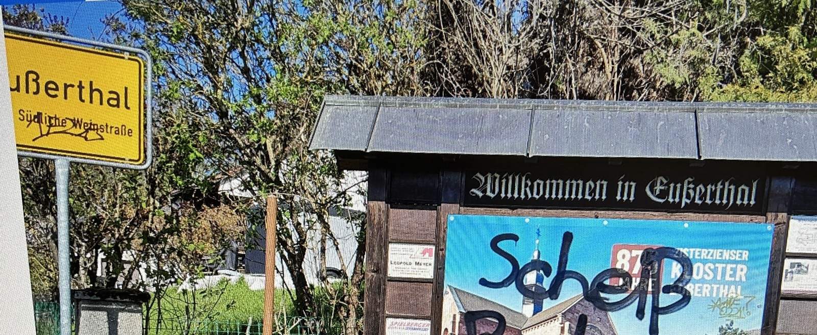 Per Sprühdose verunstaltet. In Eußerthal. 