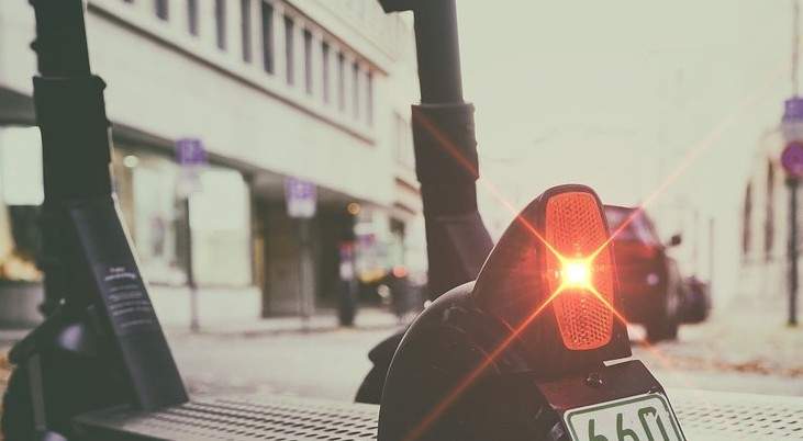 Aus der Kurve geflogen. Eine E-Scooterin am gestrigen Donnerstag in Edenkoben. 