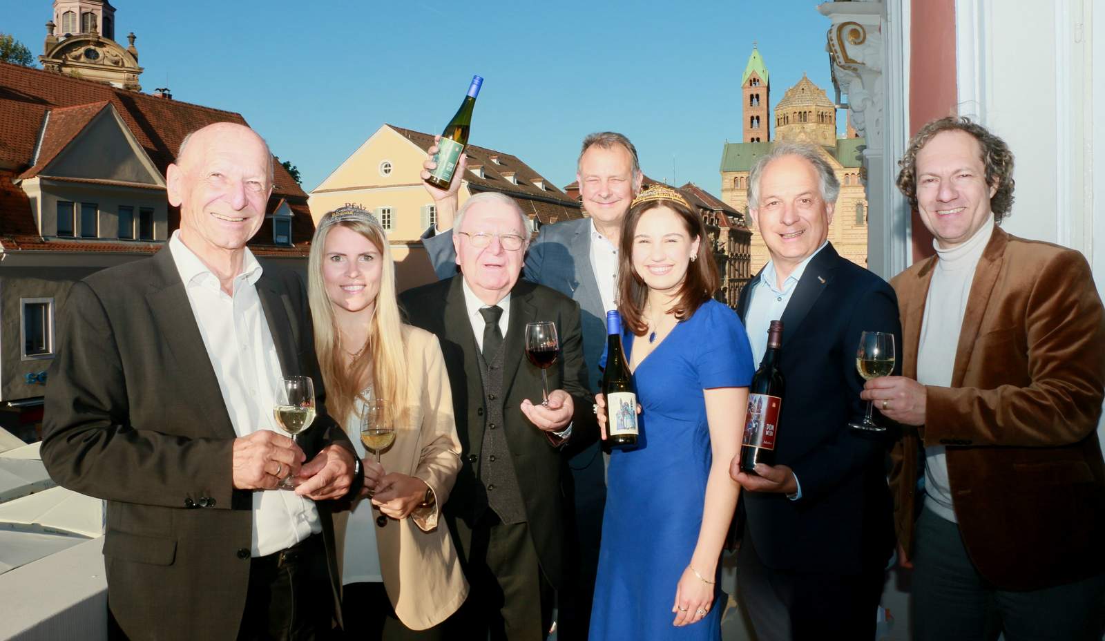 Von links. Prof. Dr. Gottfried Jung (Vorsitzender des Dombauvereins), Weinprinzessin Susanna Singer, Weihbischof emeritus Otto Georgens, Steven Kärgel (Geschäftsführer des Deidesheimer Winzervereins), die Pfälzische Weinkönigin Anna Antonia Cölsch, Ralf Anselmann (Geschäftsführender Inhaber beim Weingut Anselmann) und der Bürgermeister der Stadt Speyer, Prof. Dr. Alexander Schubert © Dombauverein Speyer, Foto. Franz Gabath. Pressefrei. 