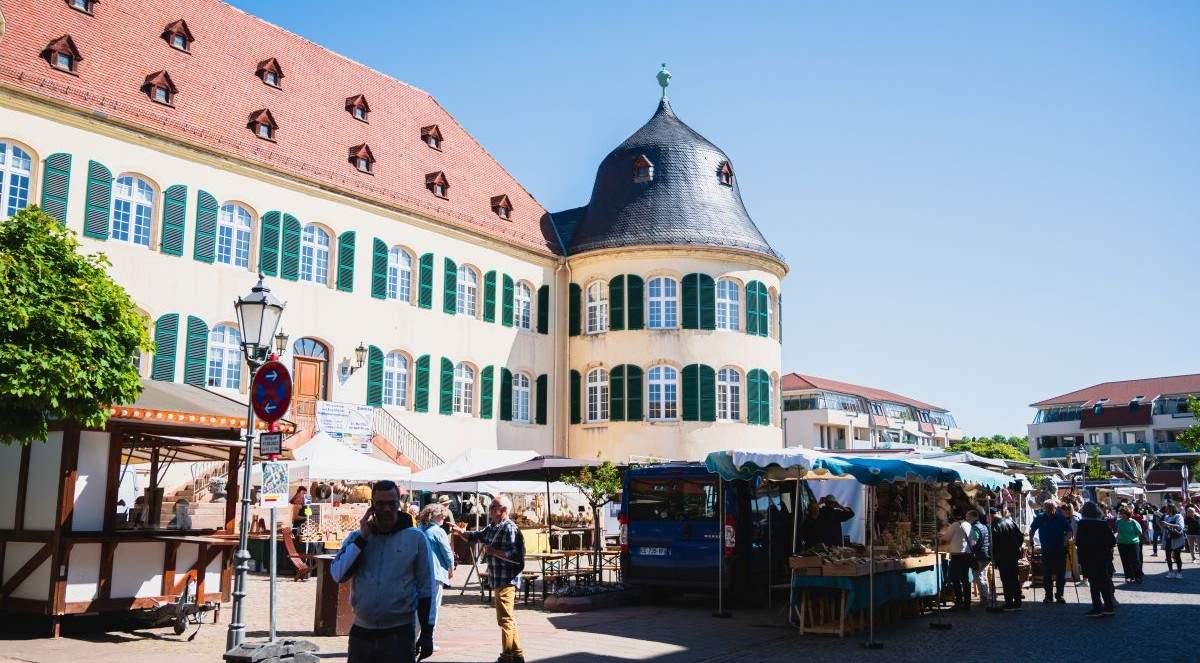 Der deutsch-französische Bauernmarkt in BZA am Schloss ist traditionell an Muttertag, der dieses Jahr auf den 10. Mai fällt. 