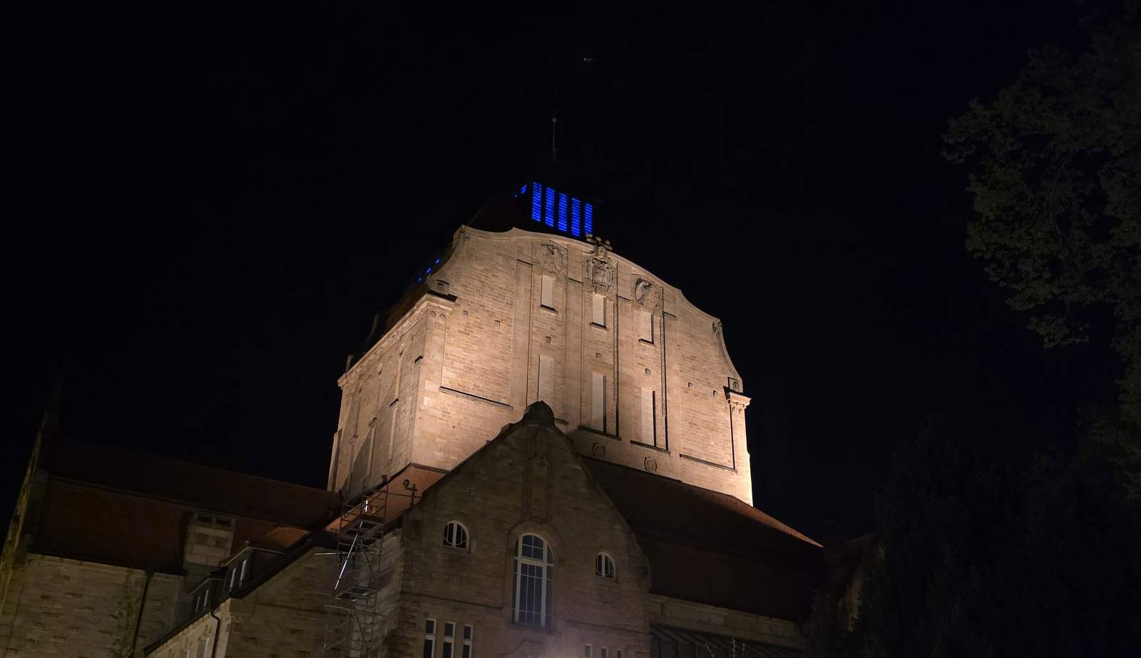 Beleuchtung des Bühnenturms der Jugendstil-Festhalle aus Sicht vom Ostpark. Foto. Jan Hügel. Pressefrei.