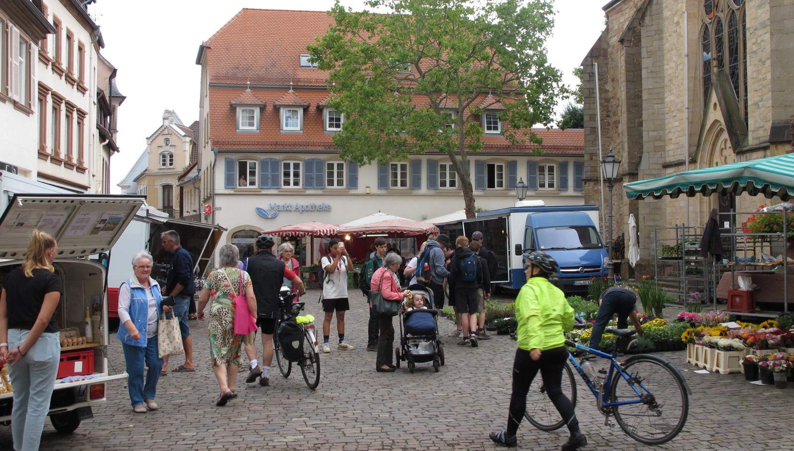 Bis Ende Juni gibt die Bezirkskantorei um Leiter Wolfgang Heilmann fast jeden Freitag Marktmusik-Konzerte in der Marktkirche in BZA. Immer um 11 Uhr, 20 Minuten, der Eintritt ist Frei. Foto. rw. 