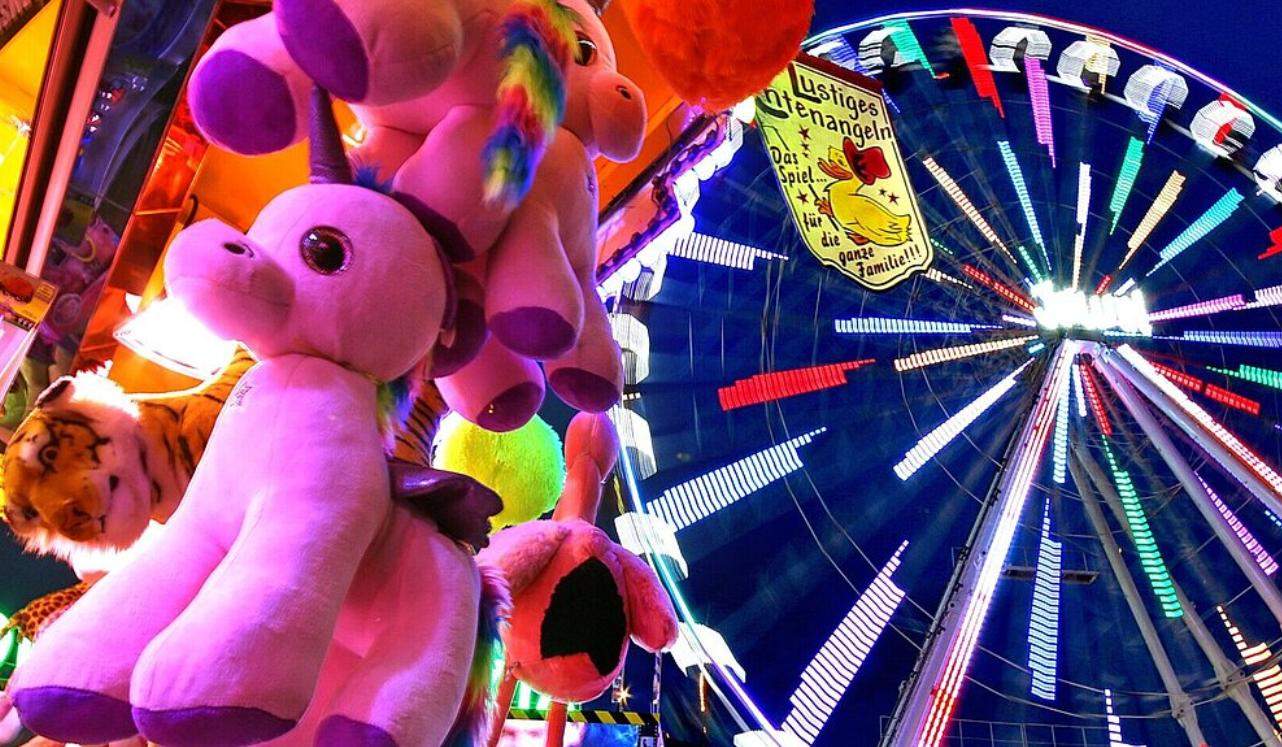 Fahrgeschäfte wie das Riesenrad locken auf die Mess'. Foto. Stadt. KA. Roland Fränkle. Frei. 