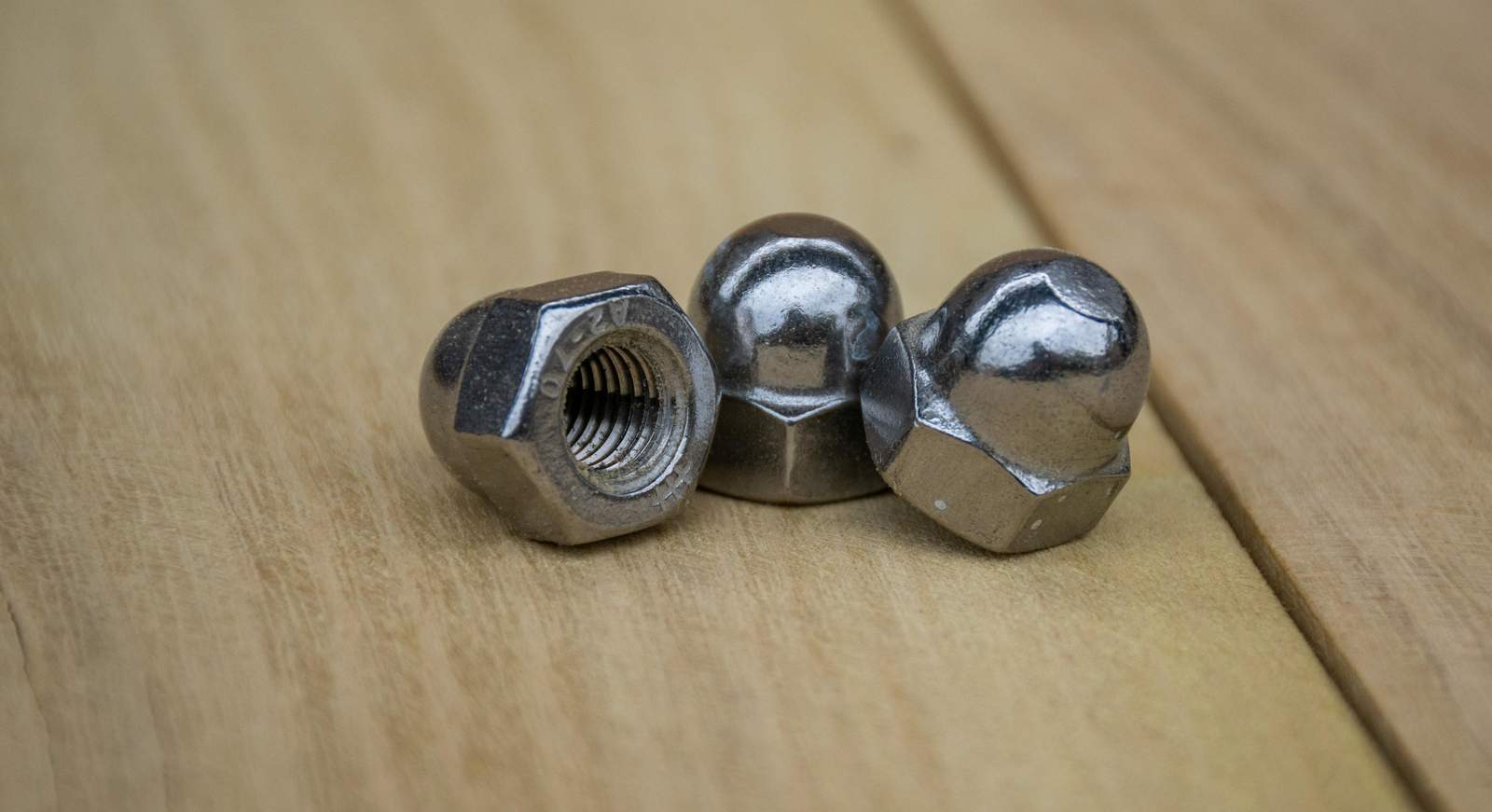 An einem Traktor-Anhänger waren an einem Rad die Muttern gelöst. Das Rad fiel ab und kippte mit dem ziehenden Schlepper um. Passiert bei Erlenbach bei Kandel. 