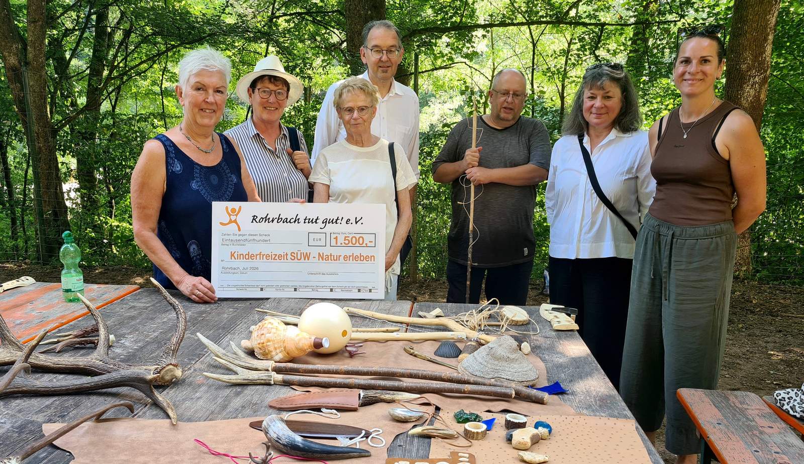 Von links. Andrea Weng, Tilla Schneider und Christel Gaschler von Rohrbach tut gut! mit Erstem Kreisbeigeordneten Georg Kern, Freizeitleiter Andreas Stern, Jugendamtsleiterin Hannelore Schlageter und Nina Keßler, Leiterin des Allgemeinen Sozialen Dienstes des Jugendamtes. Foto. KV. SÜW. Frei.