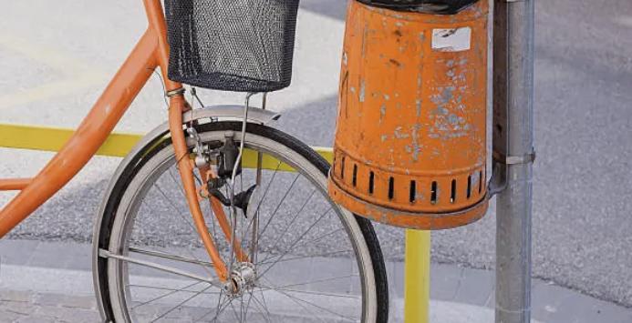Mit über 2 Promille ist in Wörth ein Radfahrer gegen eine Mülltonne gekracht. Er stürzte und verletzte sich. 