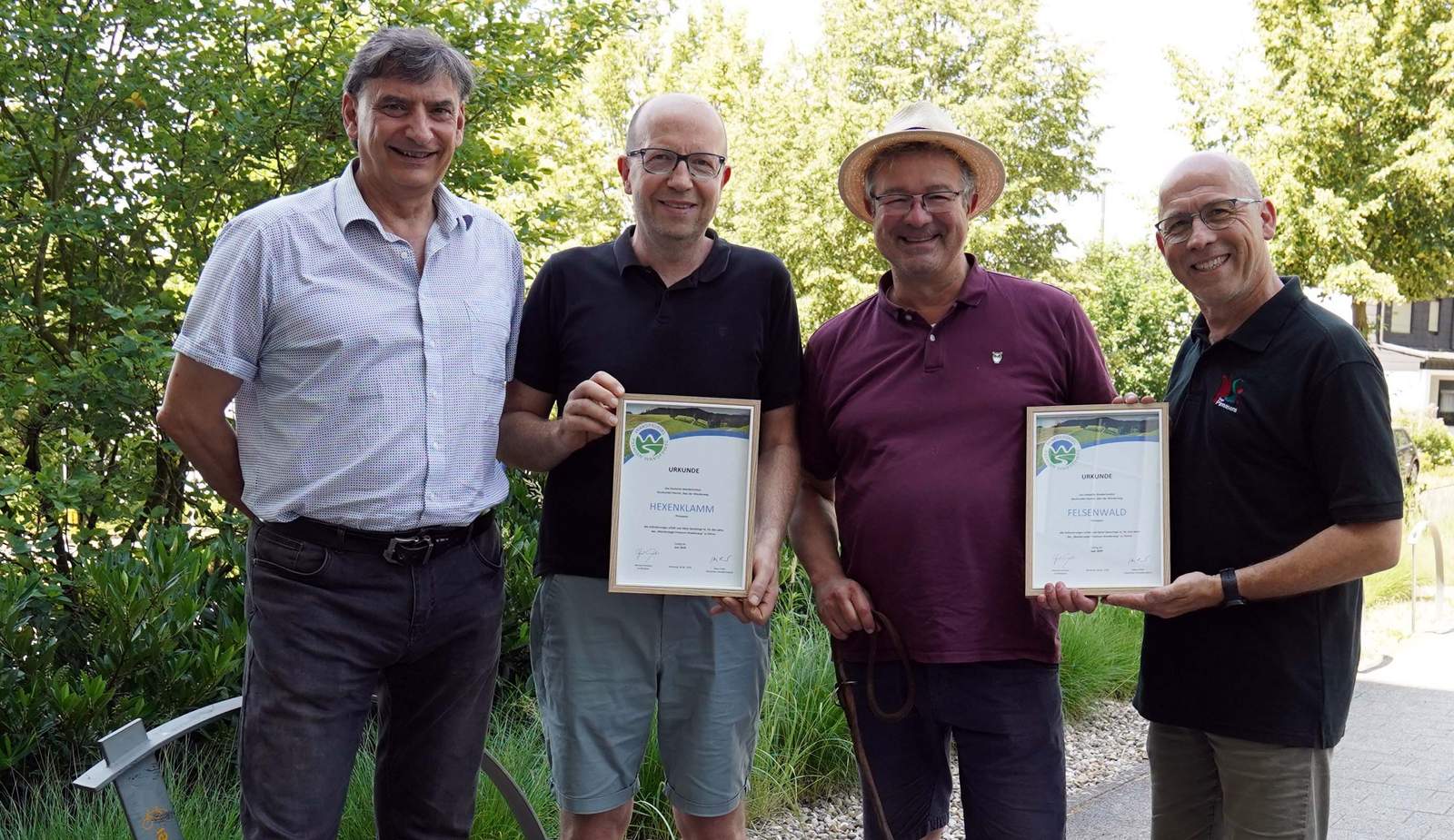 Auf den beiden Touren „Felsenwald“ und „Hexenklamm“ wird weiterhin auf Premium-Niveau gewandert. Darüber freuen sich (von links) Stadtmarketing-Chef Rolf Schlicher, Wegepate Arno Breihof, Manuel Andrack vom Deutschen Wanderinstitut und Stadtmarketing-Mitarbeiter Götz Krämer bei der Urkundenübergabe. Foto. Stadt. PS. Julia Göttmann. Frei. 