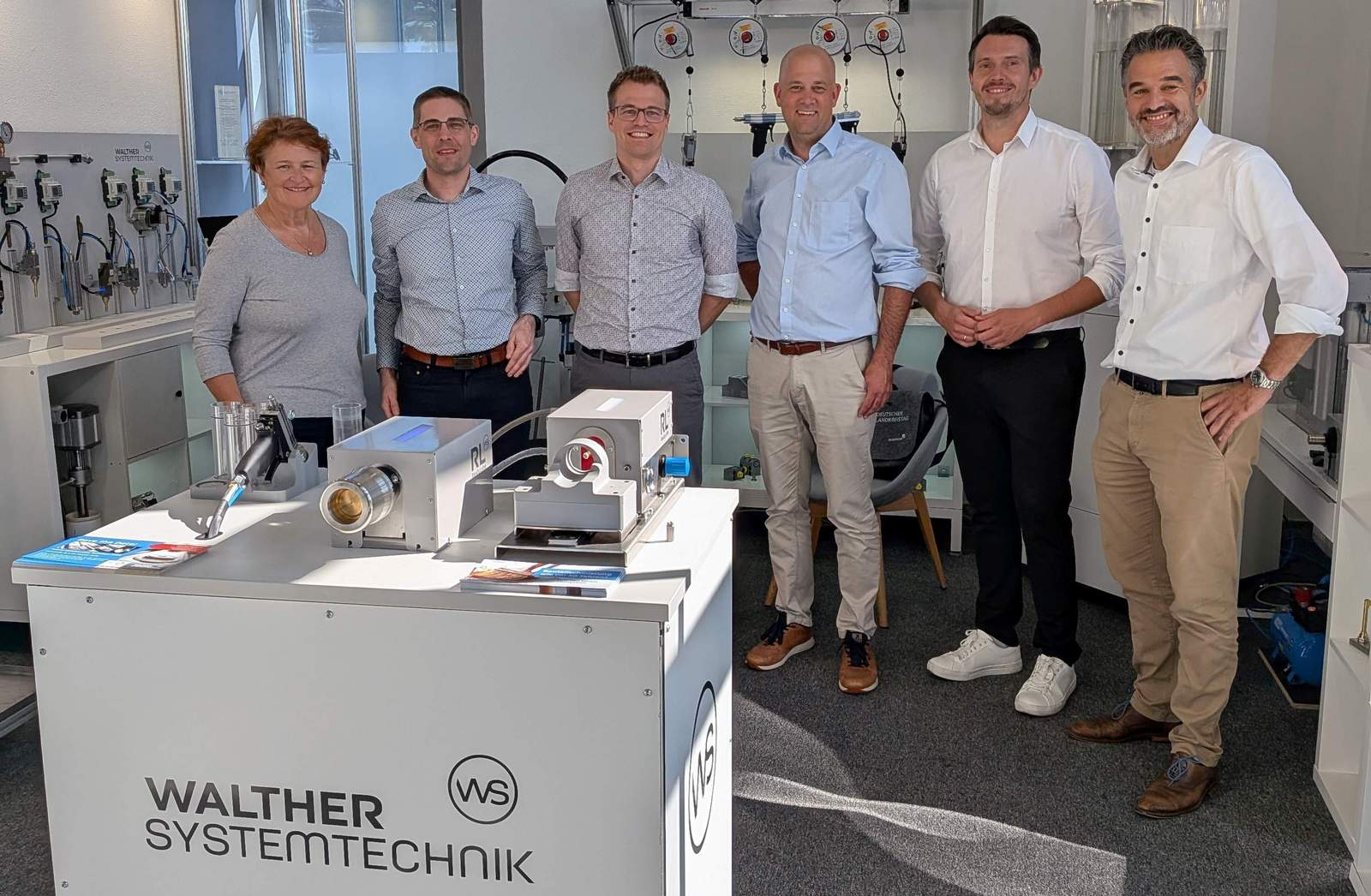 Von links. Kreisbeigeordnete Anette Kloos, Geschäftsführer-Duo Dr. Henning Wagner, Dr. Frederic Förster, Landrat Martin Brandl, IHK-Geschäftsbereichsleiter Tim Wiedemann und Stadt-Beigeordneter Dr. Sascha Hofmann. Foto. KV. GER. Maria Farrenkopf. Frei.