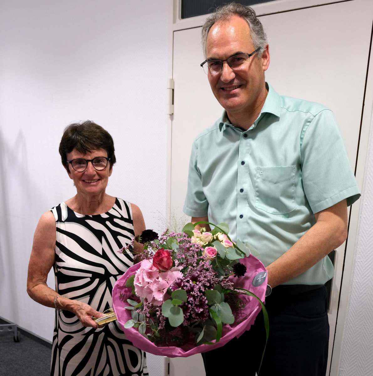 Inge Hormuth wurde von Landrat Dietmar Seefeldt in den Ruhestand verabschiedet. Foto. KV. SÜW. Frei.