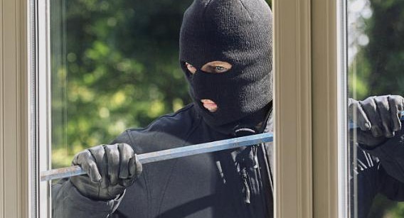 Einbrecher kamen in LD durch das Aufhebeln eines Fensters in ein Bekleidungsgeschäft. 