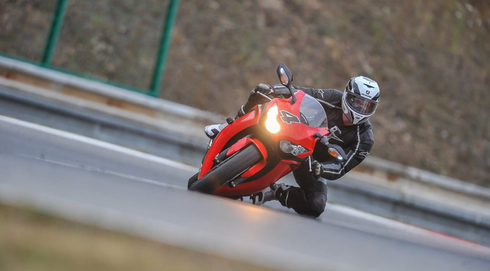 Ein Motorradfahrer ist im Wellbachtal zu flott in eine Kurve gerauscht und wurde aus derselben rausgetragen und schwer verletzt. 