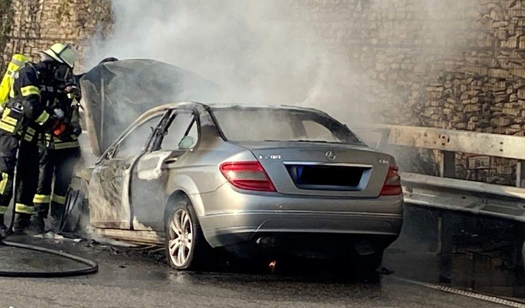 Der Mercedes ist auf der B 9 bei LU am gestrigen Dienstagabend ausgebrannt. Die Polizei vermutet einen technischen Defekt. Der Fahrer konnte rechtzeitig aussteigen. 