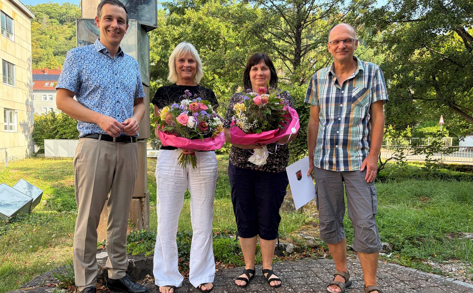 Von links. Bürgermeister Christian Burkhart, Sabine Sarter, Margit Schermer und Peter Gabriel im Lichthof der Verwaltung. Foto. VG. Annweiler. Frei.
