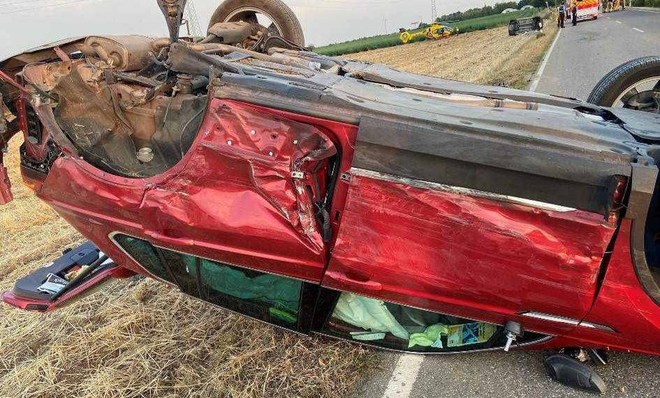 Eines der beiden Autos nach dem Frontal-Crash am Dienstagabend zwischen Haßloch und Meckenheim. 