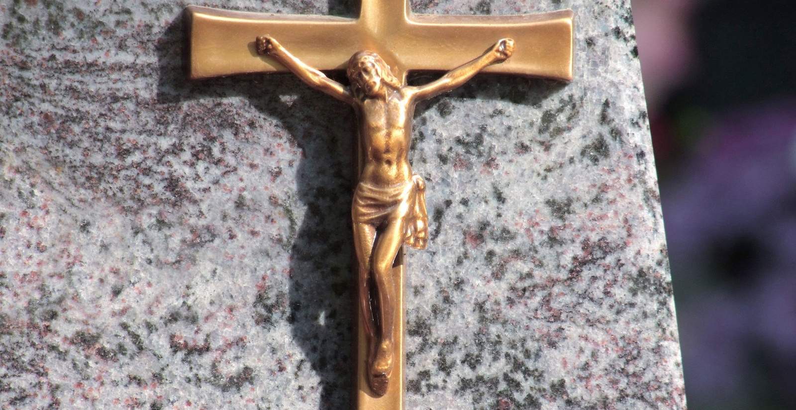 Bronze-Figuren wurden von ein Grab auf dem Venninger Friedhof gestohlen. 
