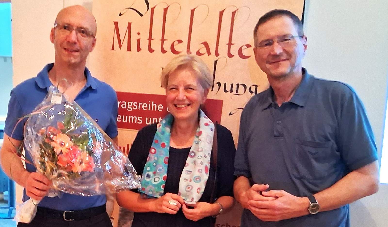 Karl-Heinz Leven (rechts) eröffnete die neue Saison der Vortragsreihe „Junge Mittelalterforschung“ gemeinsam mit Helga Salm (Mitte), die den Museumsleiter und Initiator Sven Gütermann (links) mit einer spontanen Laudatio würdigte. Foto. Günter Hirschmann.