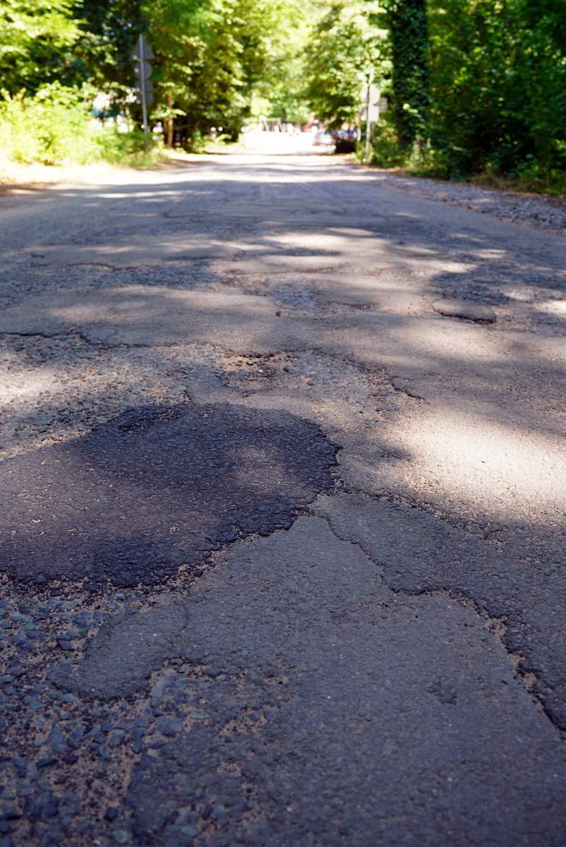 Die Forststraße von der Ruhbank zum Beckenhof gleicht einem Flickenteppich. Jetzt wird die marode Strecke saniert. Foto. Stadt. PS. Maximilian Zwick. Pressefrei.