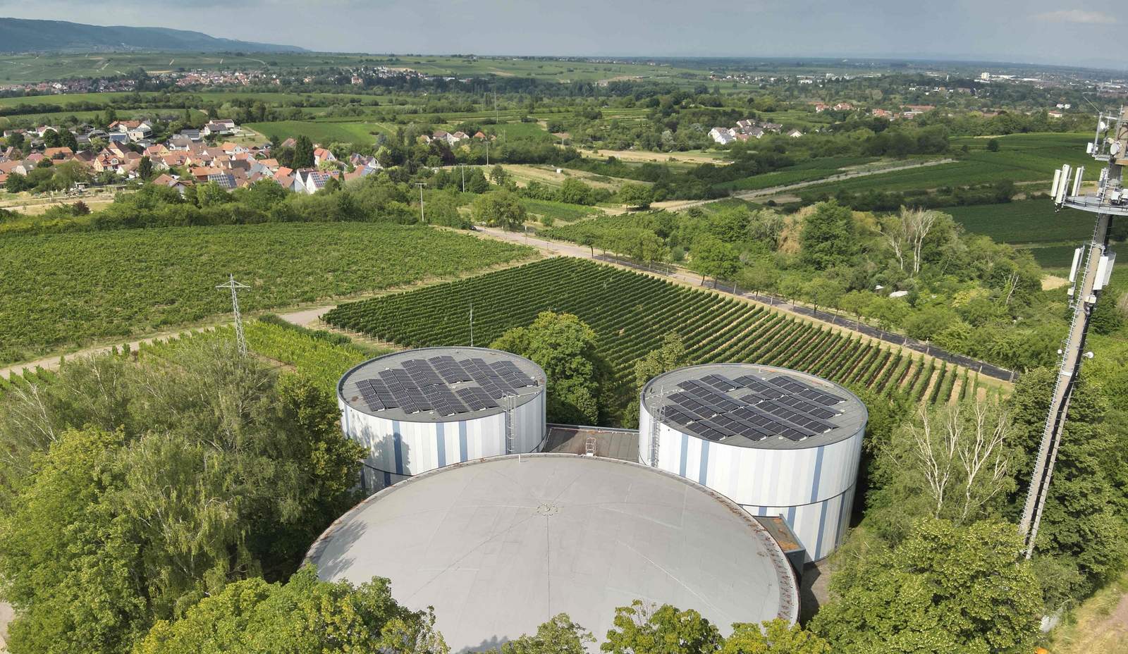 Auf dem Hochbehälter Arzheim hat Energie Südwest eine neue Photovoltaikanlage in Betrieb genommen. Foto. ESW. Pressefrei.