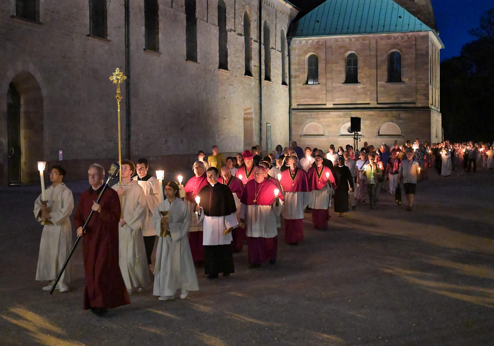Lichterprozession durch den SPer Domgarten am Abend des Festtags Mariä Himmelfahrt. Foto. Domkapitel SP. Klaus Landry. Pressefrei.