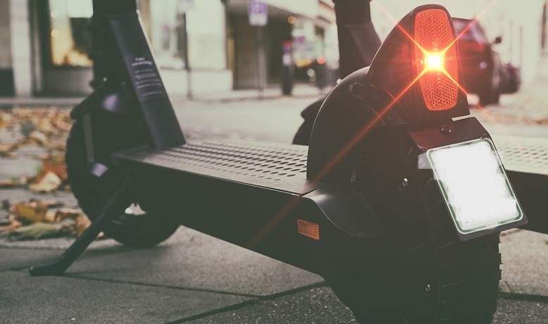 Verbotenerweise zu zweit in Annweiler auf einem E-Scooter unterwegs. Dazu nicht versichert und einem Pkw die Vorfahrt genommen. 