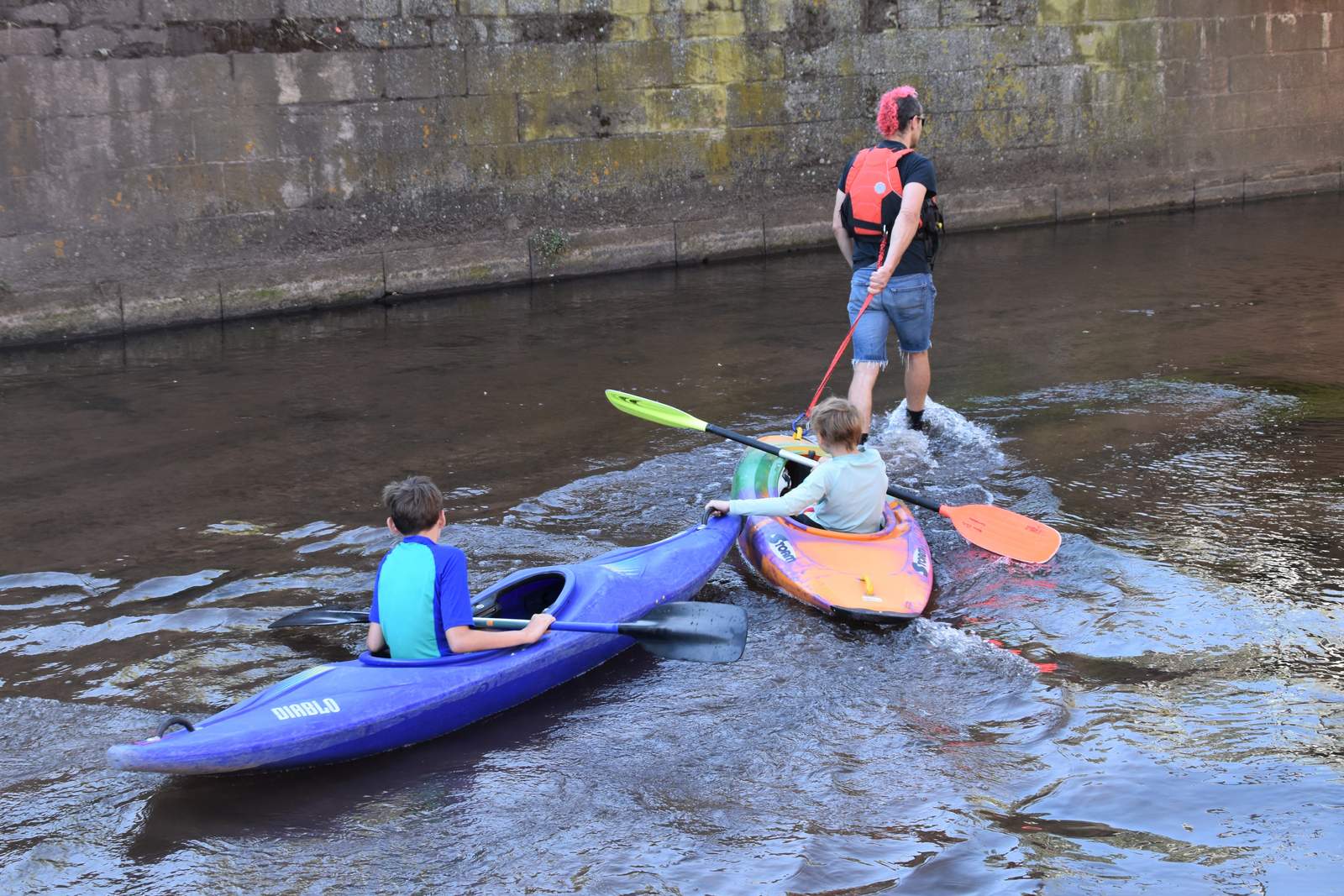 Action auf und im Wasser: Zu den Angeboten der Ferienkarte gehörte auch ein Kanuerlebnis auf der Queich. Foto. Stadt. LD. Frei. 