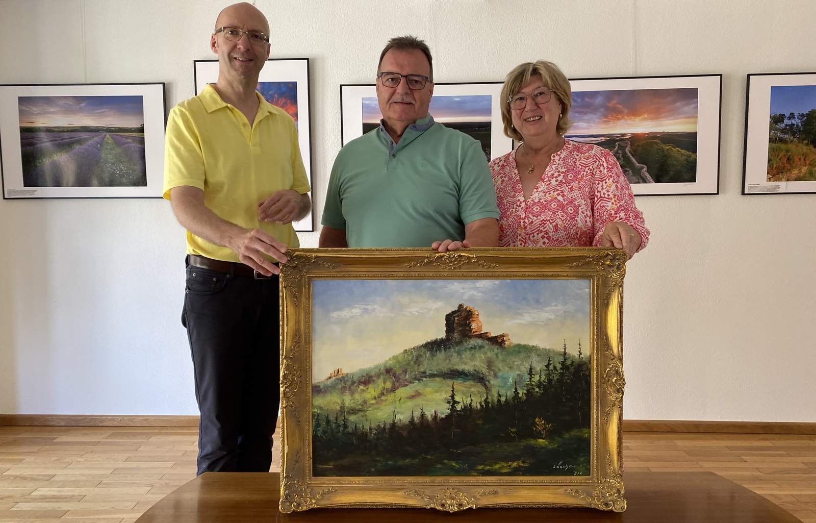 Von links. Museumsdirektor Dr. Sven Gütermann, Andreas Uschold und Petra Uschold bei der Bildübergabe. Foto. Museum unterm Trifels. Pressefrei. 