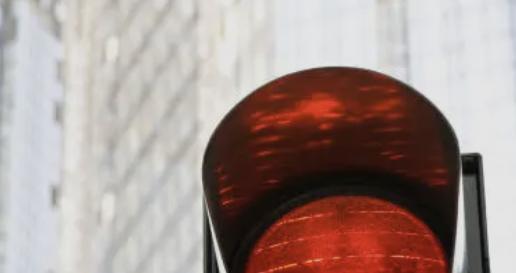 In LD ist ein Autofahrer einem Pkw aufgefahren, der wegen einer roten Ampel angehalten hat. Die Fahrerin wurde verletzt. 